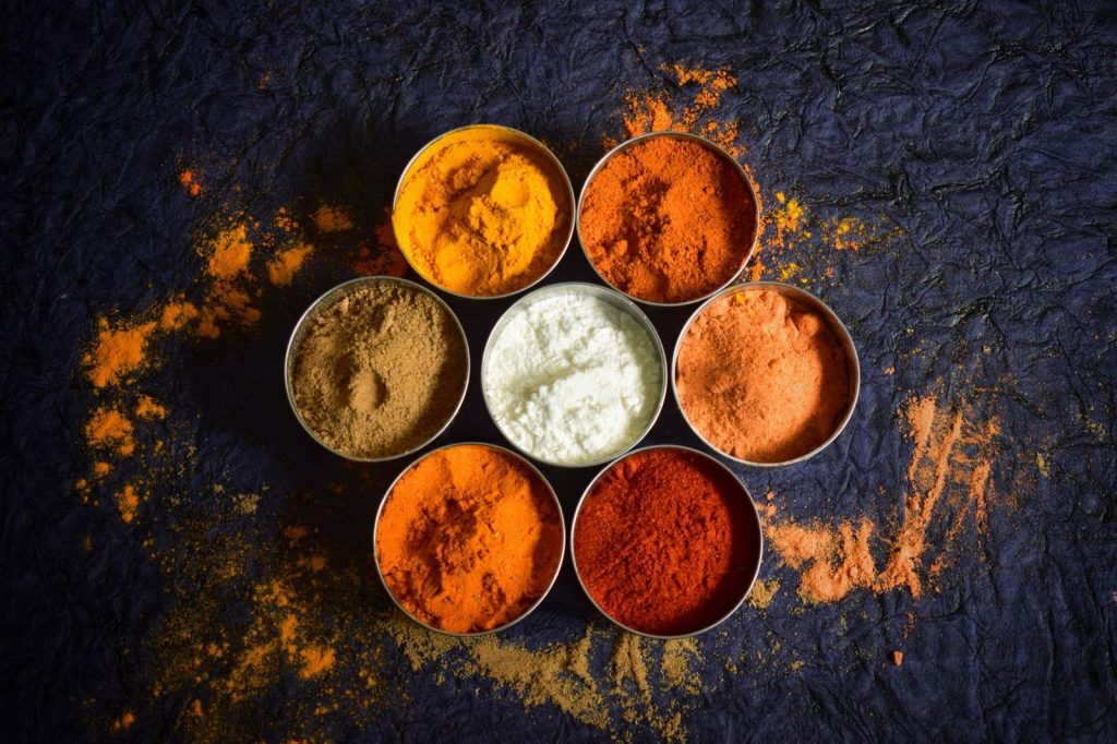 10 beneficii ale amestecului de curry pentru sanatate