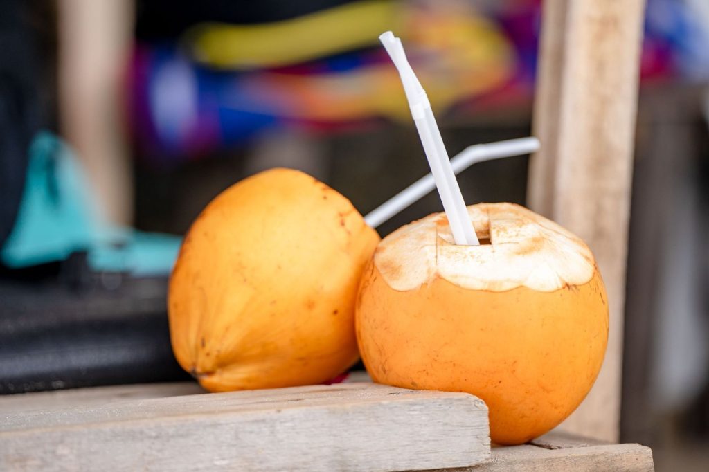 10 beneficii ale apei de cocos