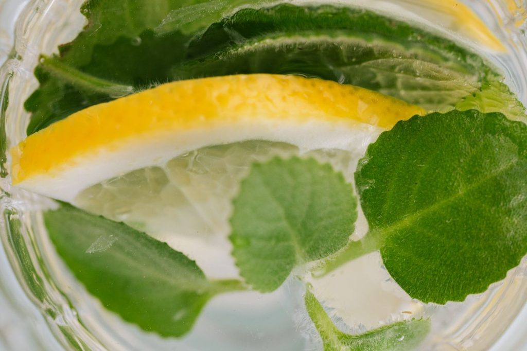 10 beneficii ale apei infuzate cu mentă