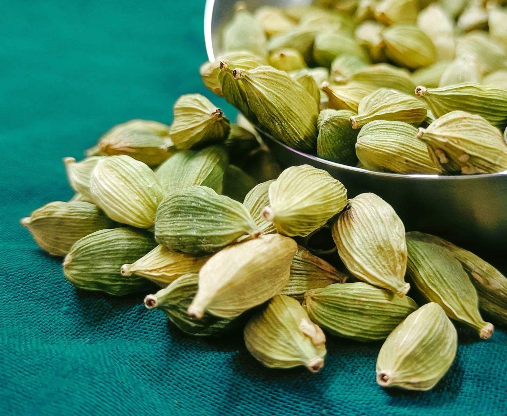 10 beneficii ale cardamomului (condiment) pentru sănătate
