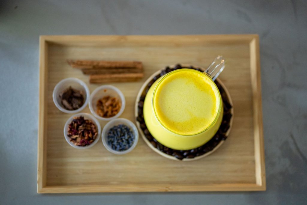 10 beneficii ale laptelui auriu cu turmeric