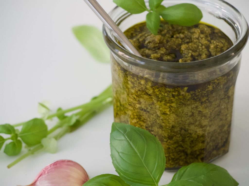 10 beneficii ale pesto-ului de busuioc
