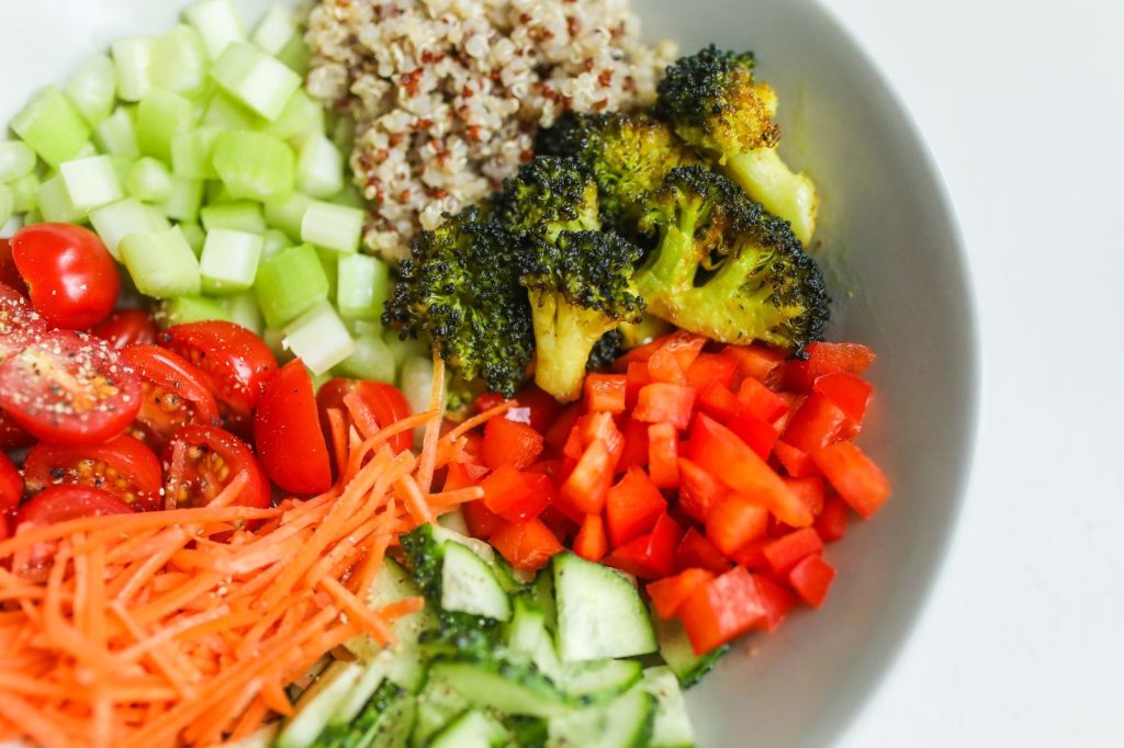 10 beneficii ale salatei de quinoa
