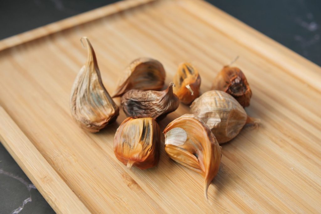 10 beneficii ale usturoiului negru fermentat pentru sănătate